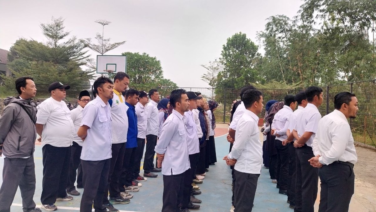 Formasi saf barisan GTK SMKN 1 Rongga saling berhadapan dengan rapi dan khidmat dalam apel pagi