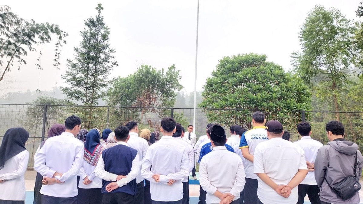Suasana apel pagi GTK di bawah naungan pohon rindang SMKN 1 Rongga mencerminkan keharmonisan dan dedikasi pendidik
