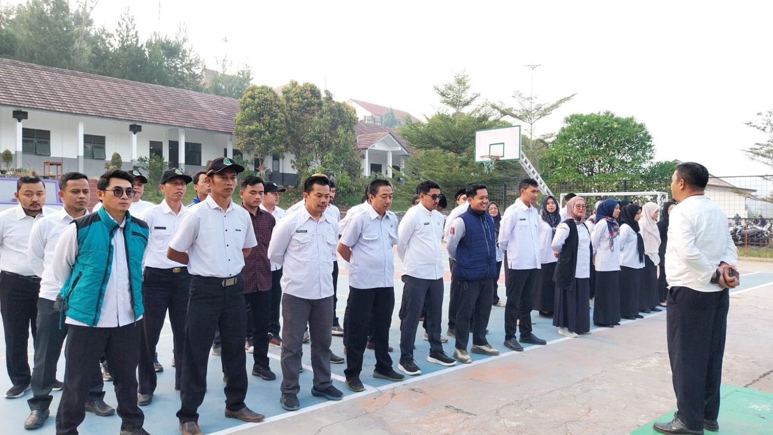 Barisan guru SMKN 1 Rongga berdiri rapi menyimak arahan pembina apel di lapangan sekolah