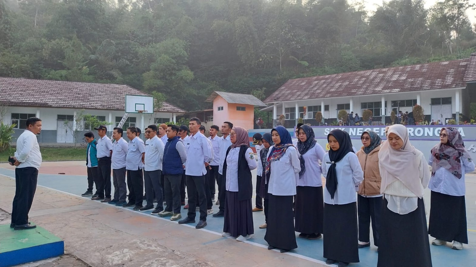 Pembina apel Iwan Setiawan, S.Pd.I. memberikan arahan kepada barisan guru SMKN 1 Rongga di lapangan sekolah