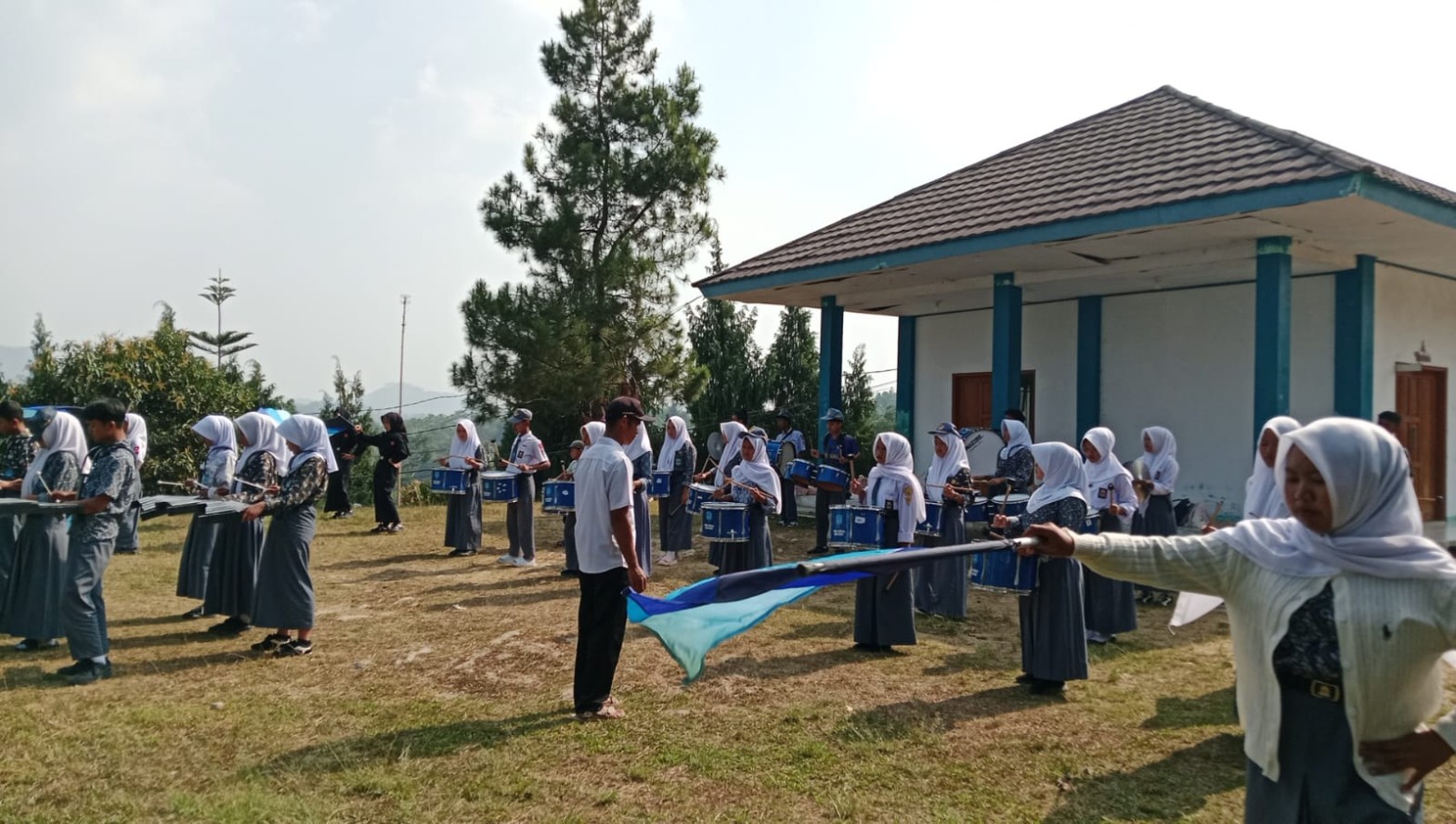 Colour guard SMKN 1 Rongga berlatih mengayunkan bendera saat latihan drumband