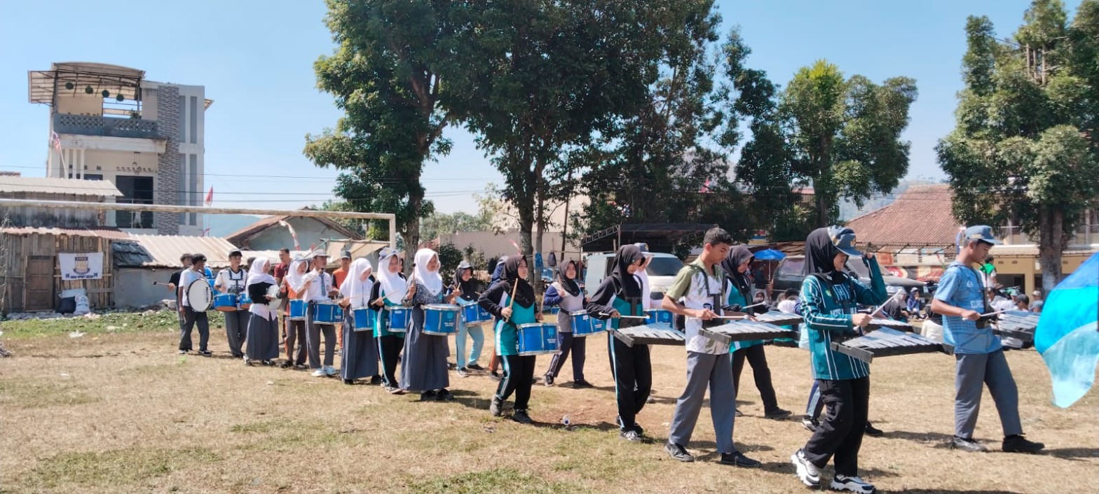 Barisan perkusi drumband SMKN 1 Rongga berlatih di Lapangan Kecamatan Rongga dengan snare drum dan bass drum