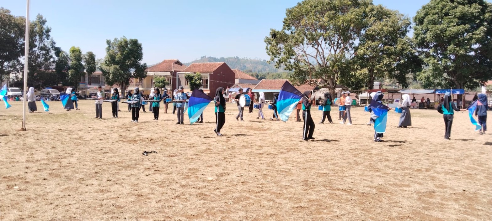 Formasi drumband SMKN 1 Rongga berlatih sinkronisasi musik dan gerakan colour guard di lapangan kecamatan