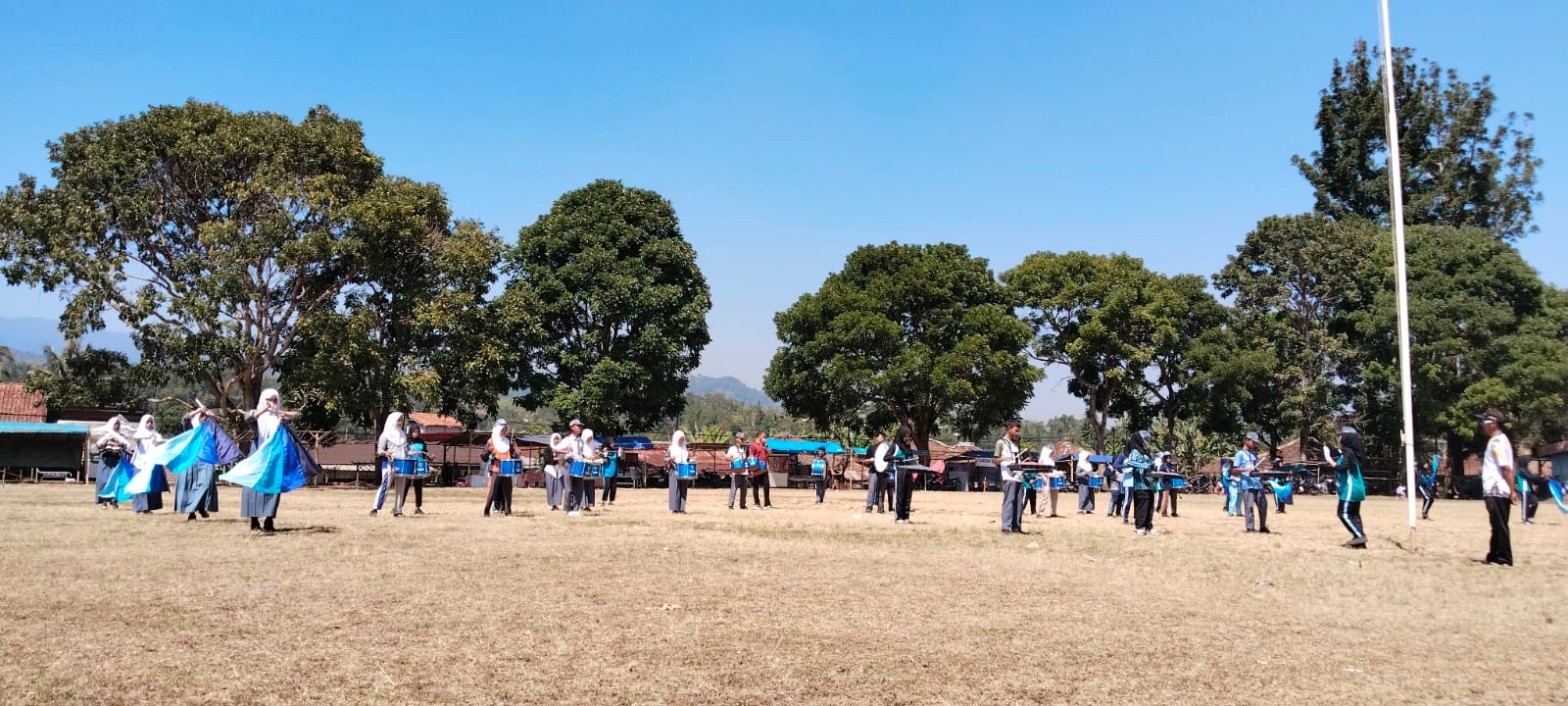 Seluruh personel drumband SMKN 1 Rongga berlatih formasi penuh di Lapangan Kecamatan Rongga menjelang HUT RI ke-81
