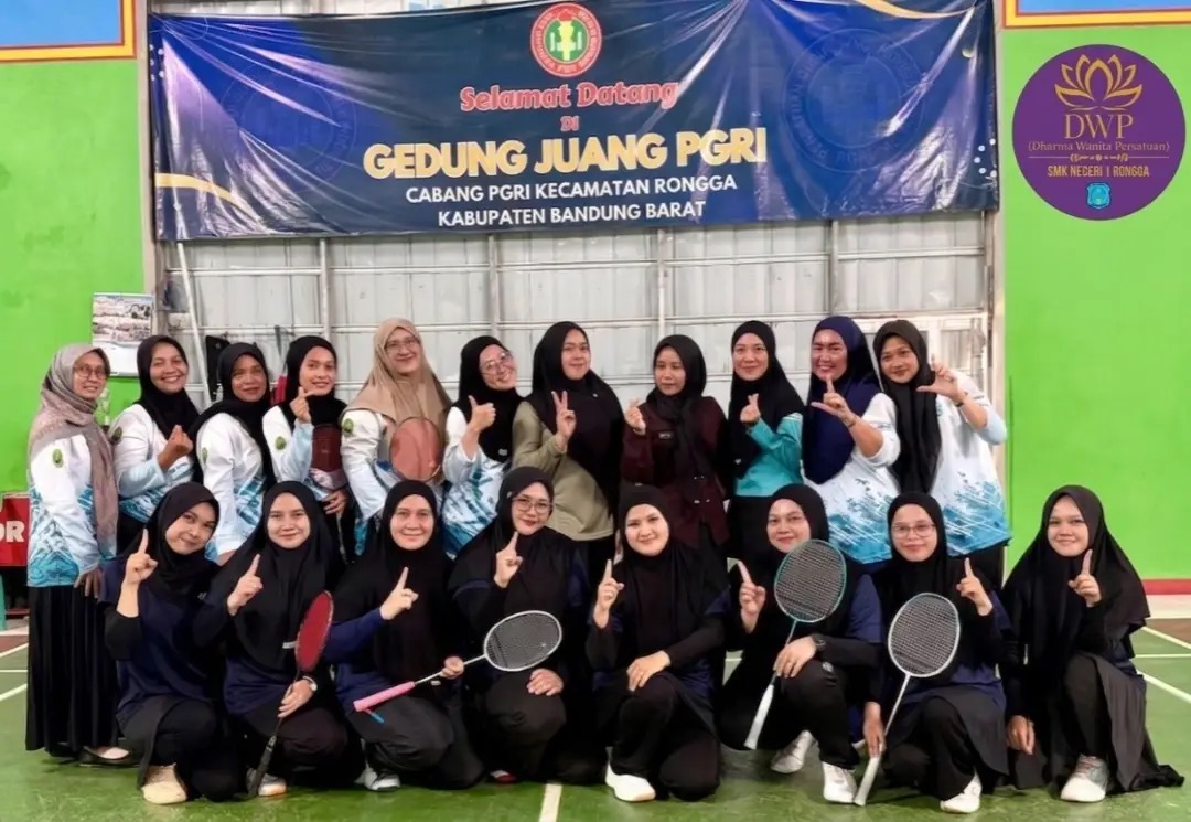 Anggota DWP SMKN 1 Rongga berpose bersama membawa raket badminton usai pertandingan persahabatan di Gedung Juang PGRI