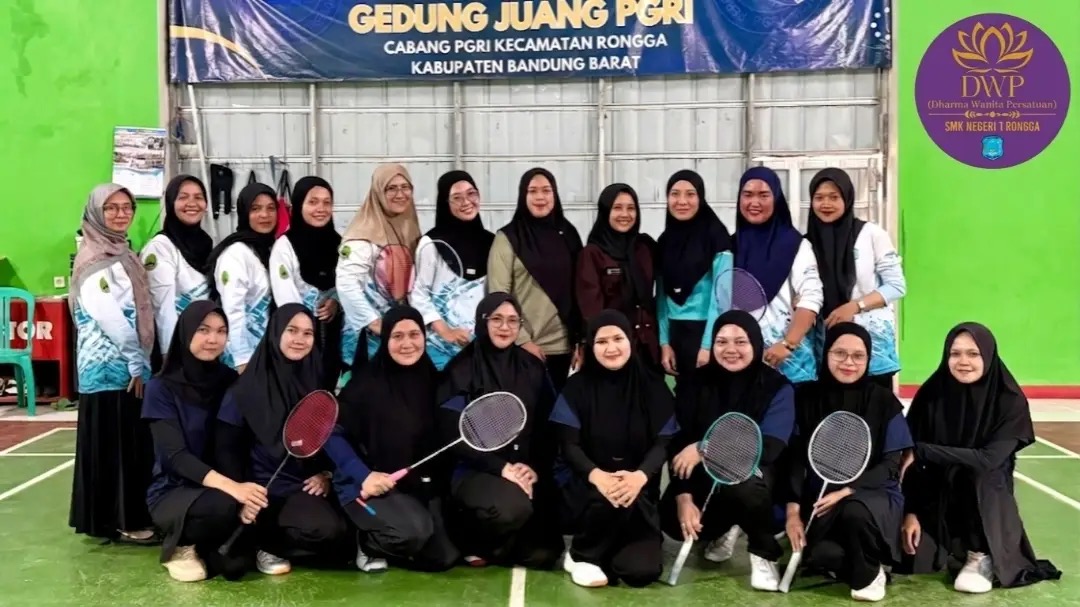Anggota DWP SMKN 1 Rongga berpose bersama sambil memegang raket badminton di lapangan Gedung Juang PGRI Kecamatan Rongga