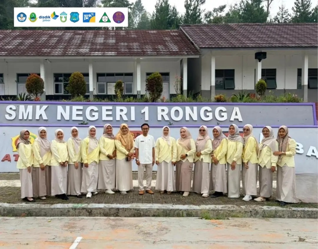DWP dan jajaran pendidik SMKN 1 Rongga berbaris rapi berfoto bersama di halaman sekolah pada hari pembagian rapor
