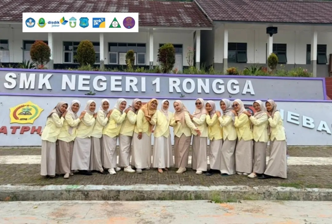 Anggota DWP SMKN 1 Rongga berpose akrab dan santai bersama di depan gedung sekolah pada hari pembagian rapor