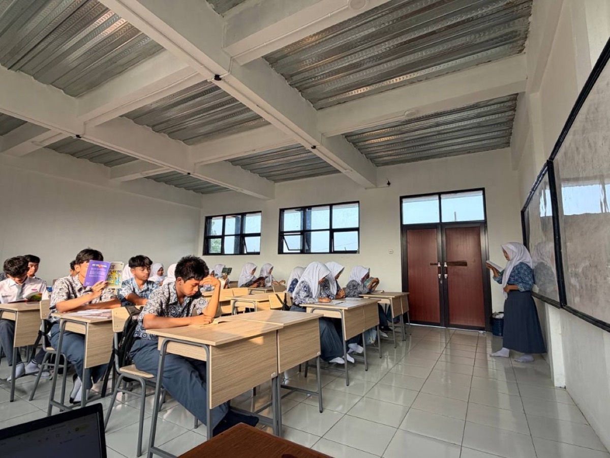 Siapkan Talenta Vokasi Berdaya Saing Global: Mrs. Rahma Intan, S.Pd. Bimbing Siswa RPL SMKN 1 Rongga Analisis Software Engineering Terms in English