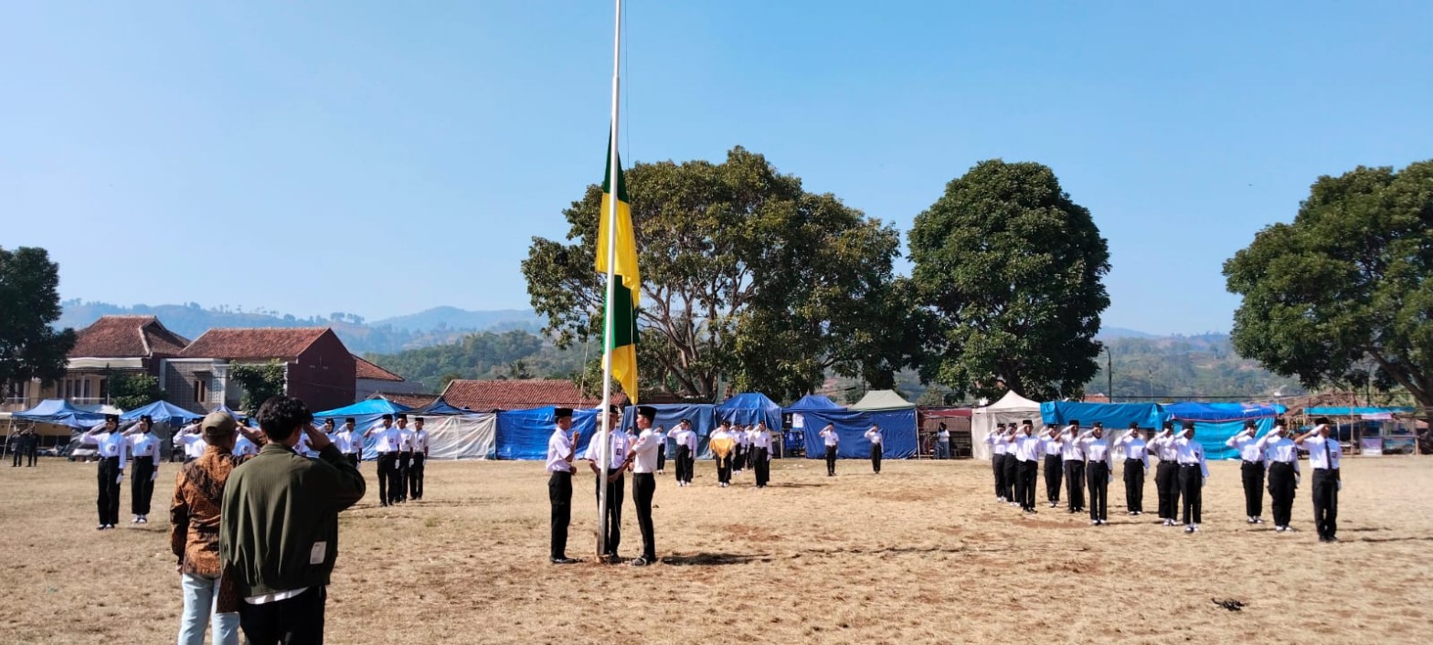 Petugas Paskibra mengibarkan bendera latihan sementara barisan siswa memberi hormat di Lapangan Kecamatan Rongga