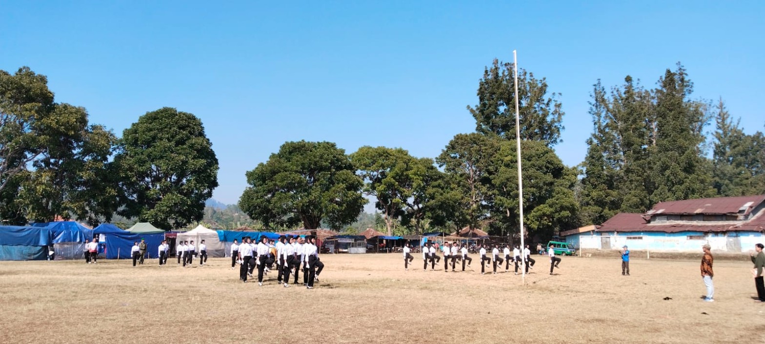 Dua kelompok petugas Paskibra SMKN 1 Rongga berlari menuju posisi formasi di lapangan luas dekat tiang bendera