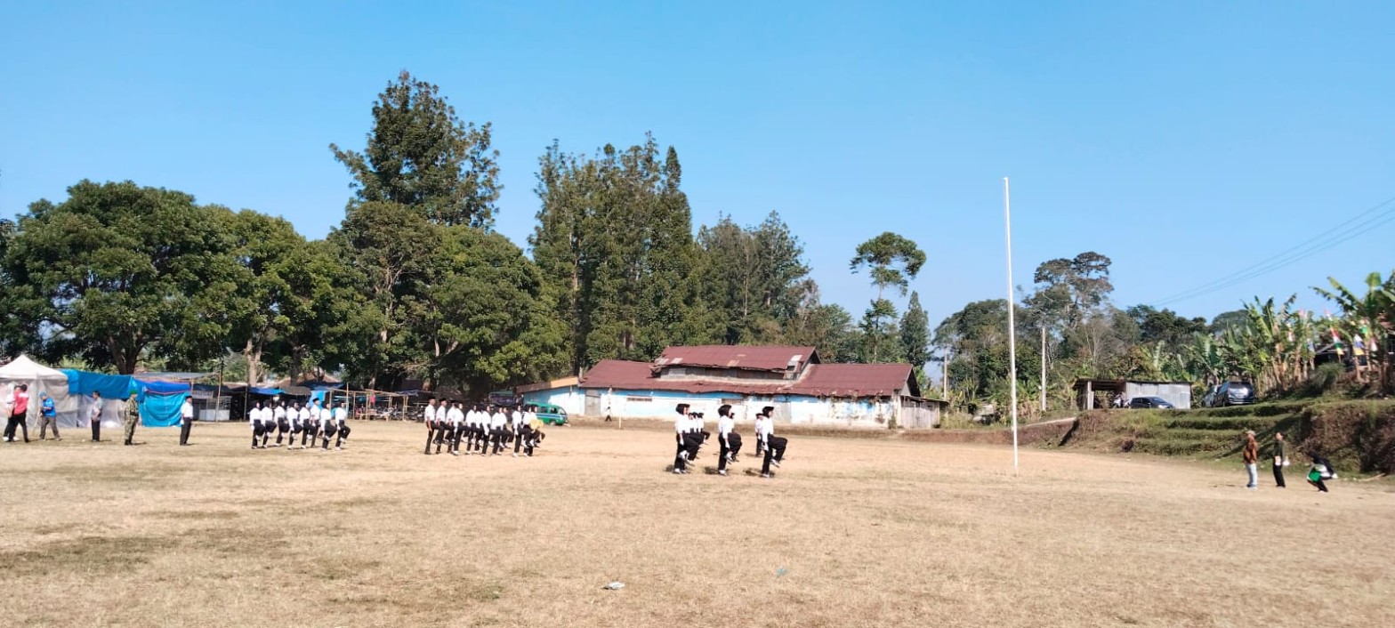 Tiga kelompok petugas Paskibra SMKN 1 Rongga berjalan dalam formasi rapat menuju tiang bendera di lapangan kecamatan