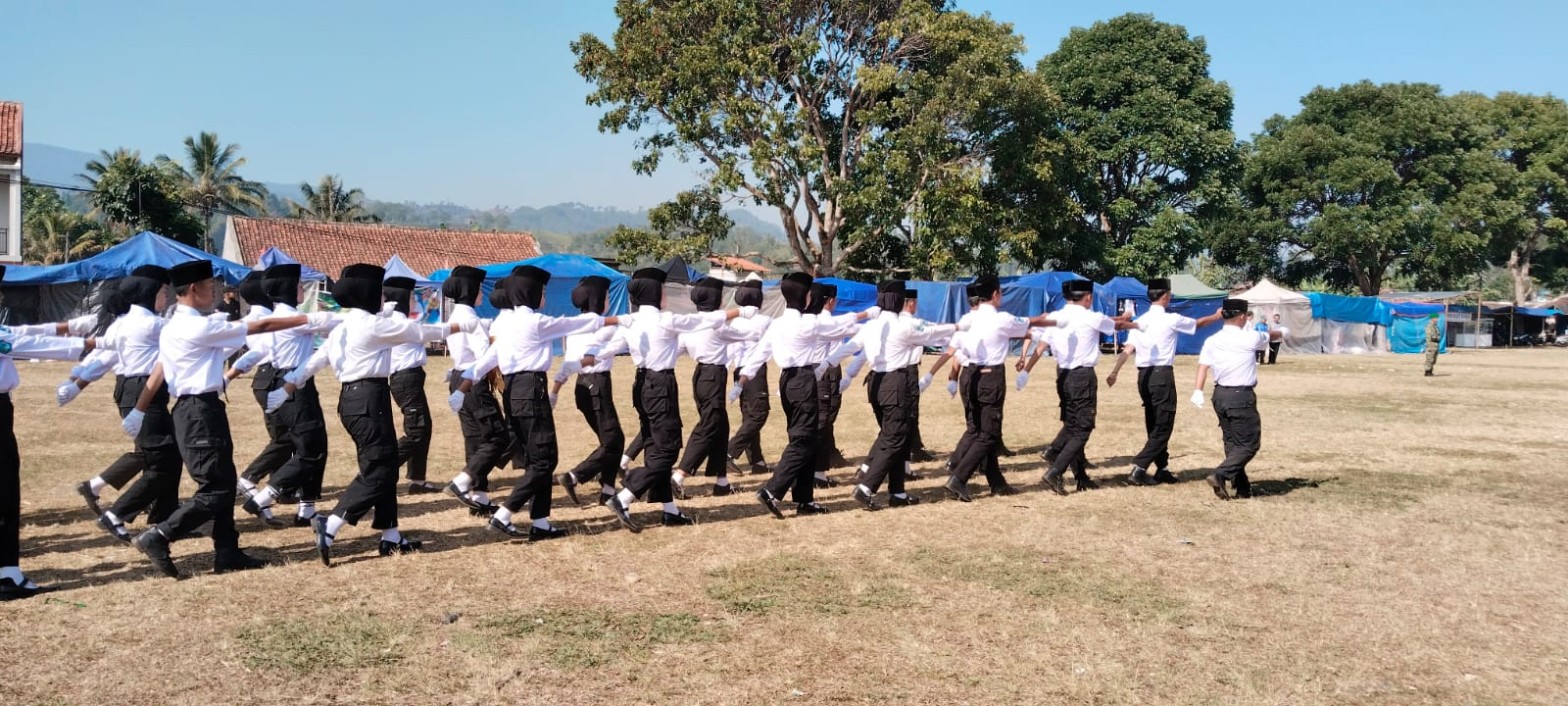 Barisan petugas Paskibra SMKN 1 Rongga berjalan dengan gerakan lengan terentang serempak saat latihan baris-berbaris
