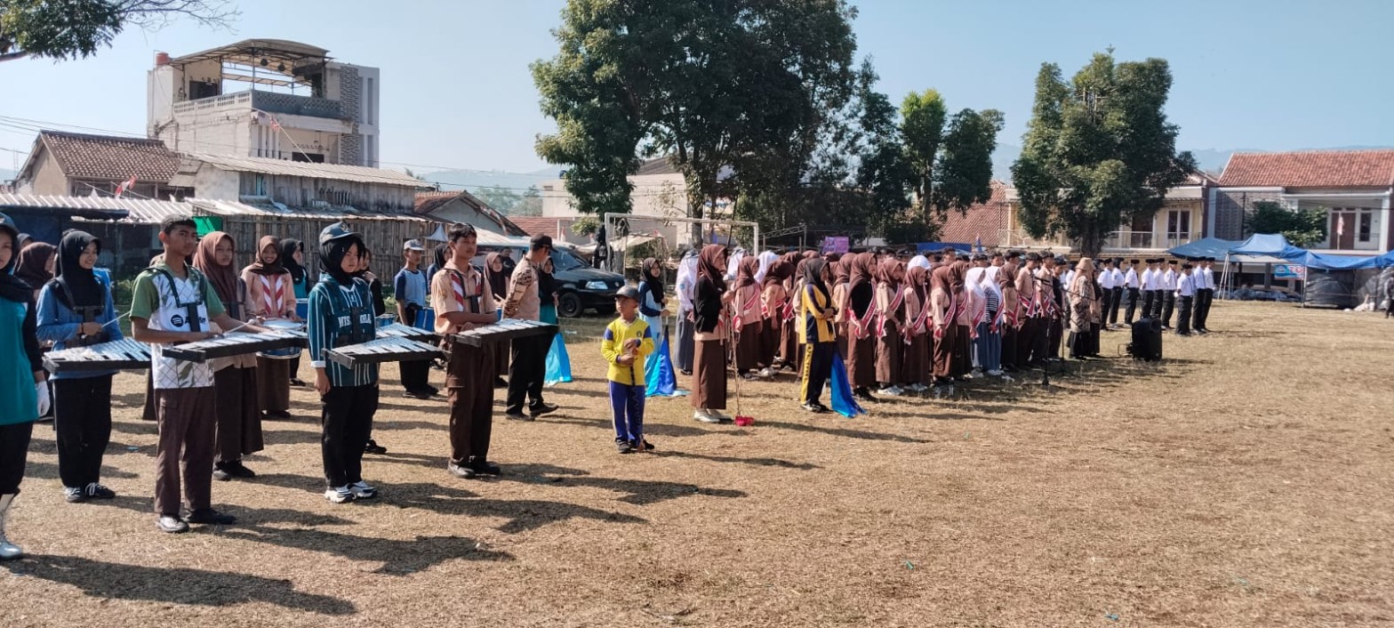 Pemain bellyra tim Drumband SMKN 1 Rongga berbaris di samping Paduan Suara dan Paskibra saat gladi resik upacara HUT RI