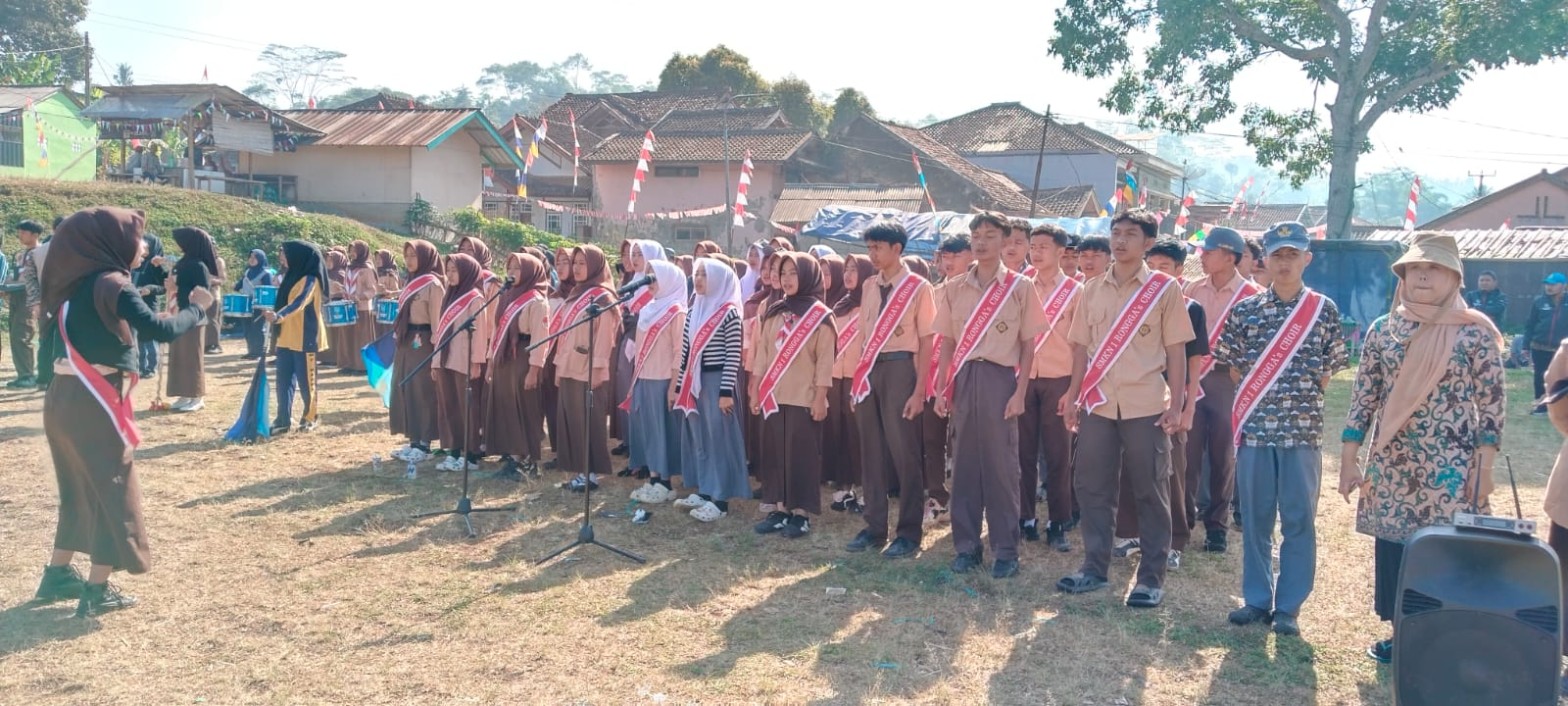 Siswa Paduan Suara SMKN 1 Rongga mengenakan selempang SMKN 1 Rongga's Choir berlatih menyanyi di depan mikrofon