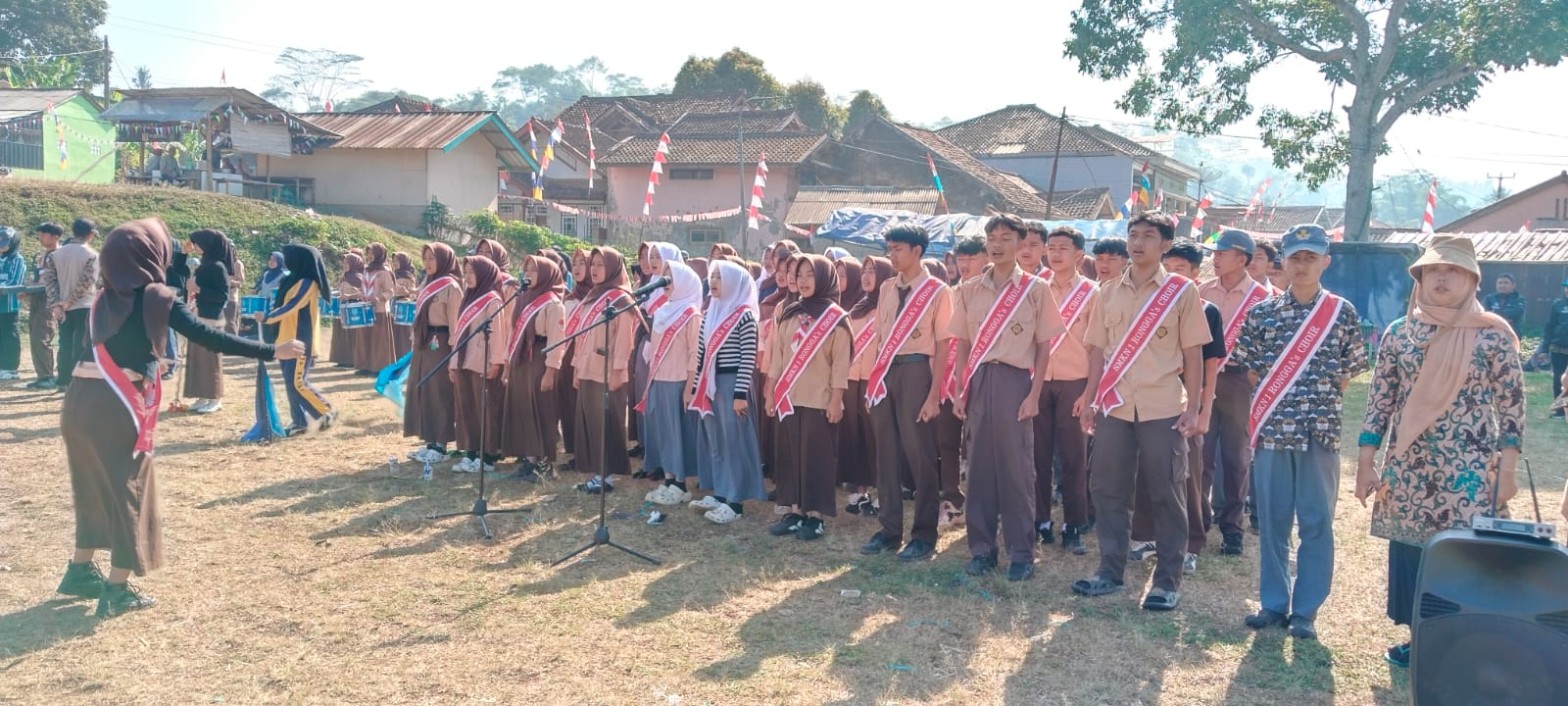 Barisan petugas Paskibra SMKN 1 Rongga berdiri tegap dan rapi dengan seragam putih hitam saat gladi resik upacara