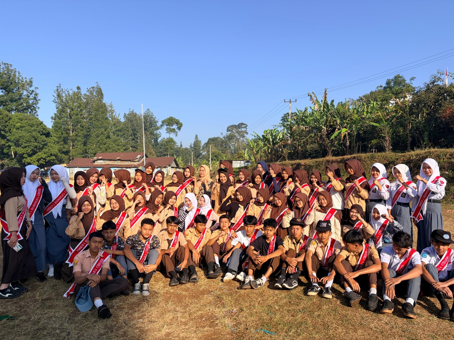 Seluruh anggota Paduan Suara SMKN 1 Rongga's Choir berfoto bersama duduk dan berdiri usai gladi resik upacara HUT RI
