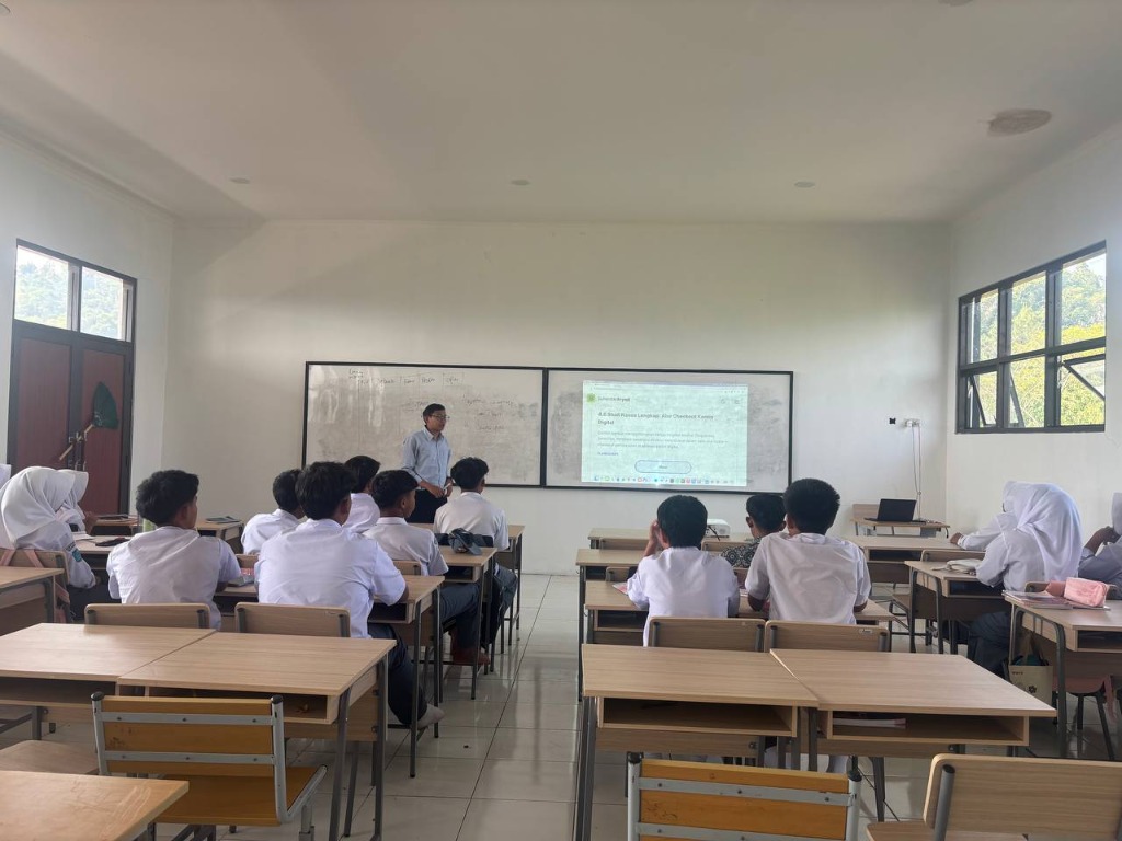 Guru Informatika Suhendar Aryadi, S.Pd.,Gr. memaparkan materi berpikir komputasional di depan kelas SMKN 1 Rongga