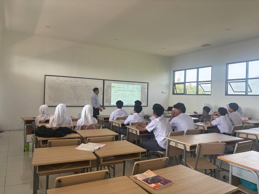 Suasana ruang kelas SMKN 1 Rongga yang kondusif saat siswa menyimak materi pendalaman algoritma Informatika