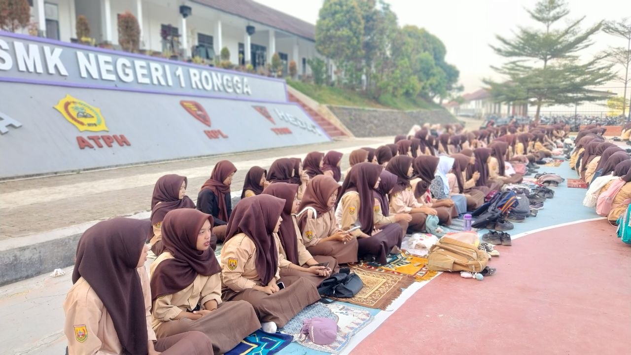 Siswi SMKN 1 Rongga berbaris rapi mengikuti Shalat Dhuha berjamaah di lapangan basket sekolah