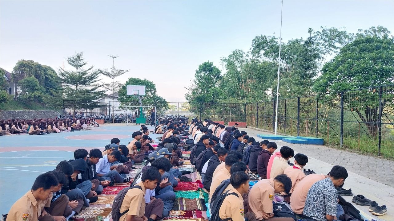 Siswi SMKN 1 Rongga duduk berbaris menghadap area terbuka mengikuti dzikir bersama pada kegiatan Istighasah Jumat