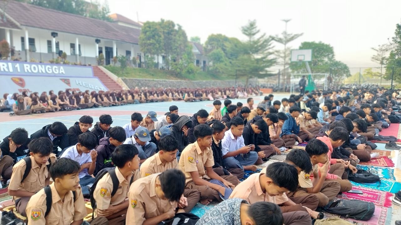 Ratusan siswa putra SMKN 1 Rongga duduk berbaris memenuhi lapangan sekolah mengikuti Shalat Dhuha berjamaah