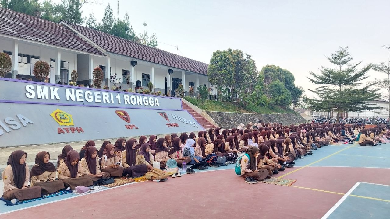 Siswa putra SMKN 1 Rongga berbaris panjang di lapangan terbuka dengan latar pegunungan mengikuti Shalat Dhuha berjamaah