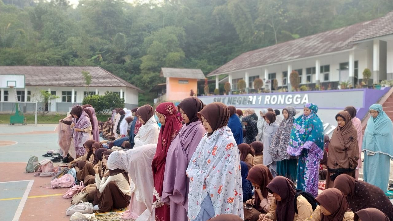 Siswi SMKN 1 Rongga duduk tertib berbaris rapi menghadap gedung sekolah dalam kegiatan Istighasah Jumat pagi