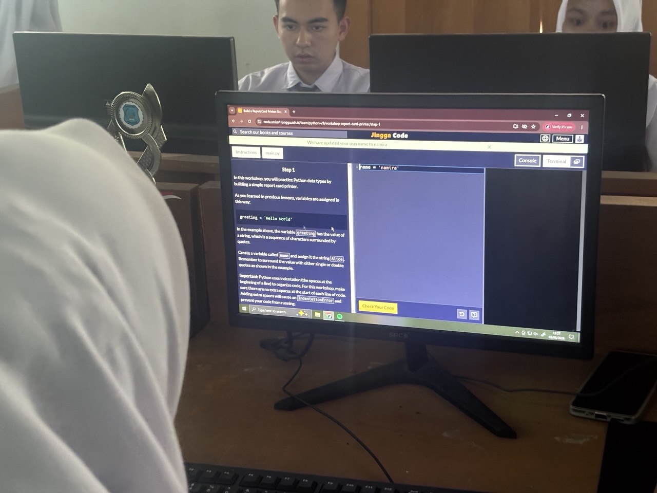 Siswa XII RPL-2 SMKN 1 Rongga mengerjakan workshop Python Build a Report Card Printer di platform Jingga Code