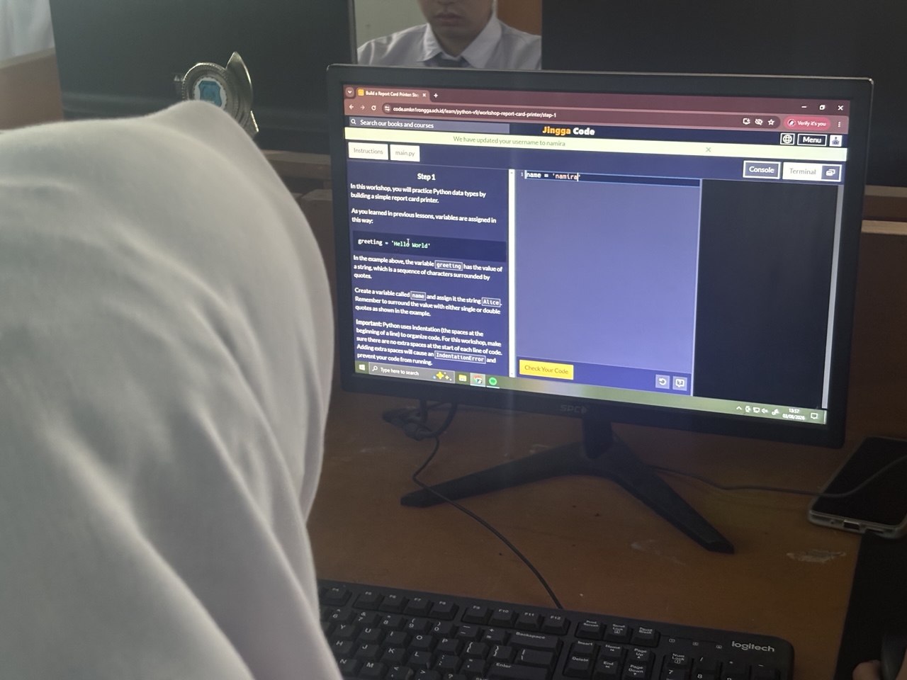 Siswi XII RPL-2 SMKN 1 Rongga fokus mengerjakan tantangan Python Step 1 di platform Jingga Code