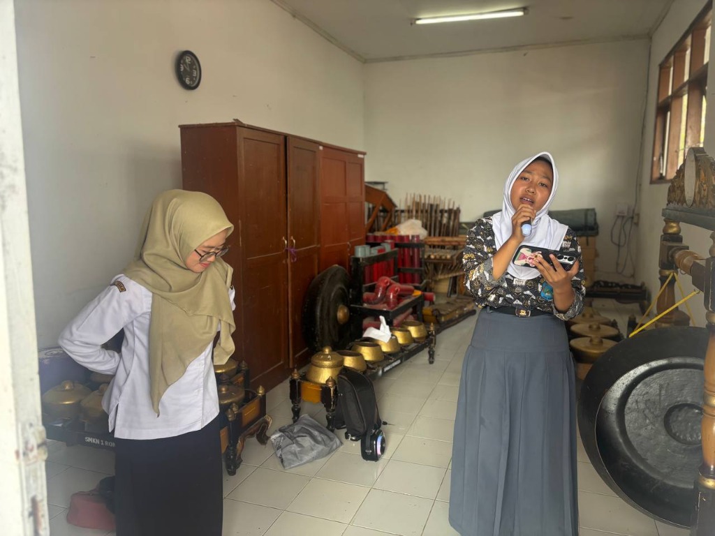 Pembina Tia Nurhasanah, S.Pd. mengamati dengan cermat teknik vokal, ekspresi, dan artikulasi siswi saat menyanyikan tembang Sunda di ruang karawitan