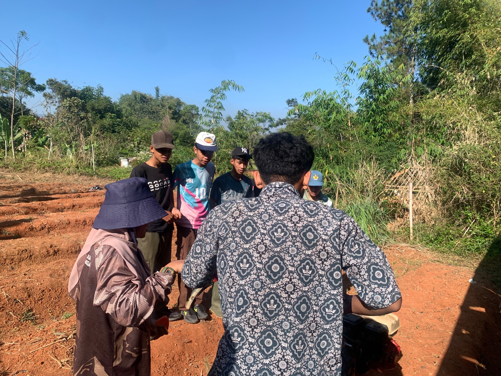 Foto kebersamaan guru dan siswa SMKN 1 Rongga dalam penguatan kompetensi alsintan di lahan praktik