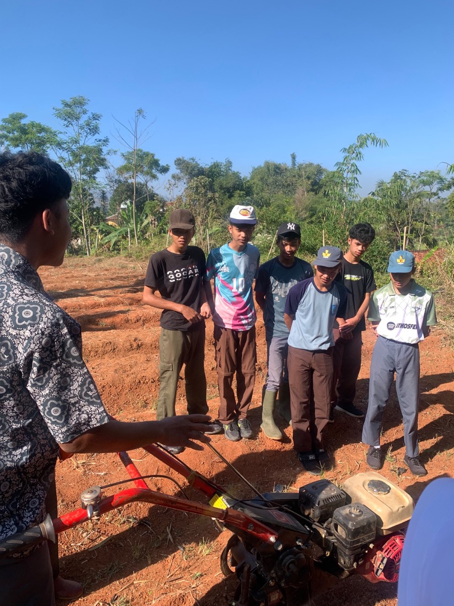 Guru dan siswa SMKN 1 Rongga mendiskusikan rencana proyek penyiapan lahan dengan kultivator