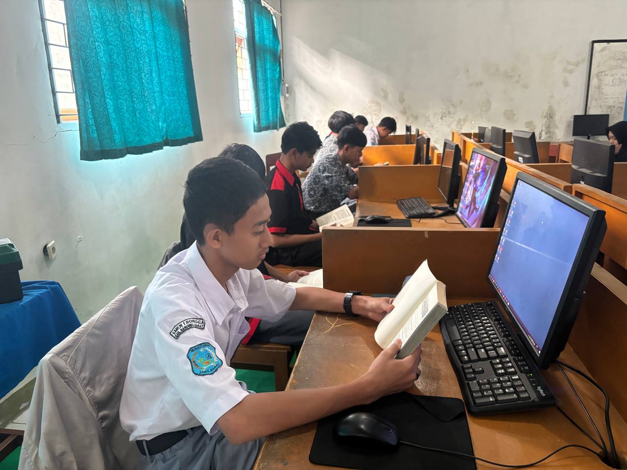 Siswa SMKN 1 Rongga asyik membaca buku di ruang belajar dengan pencahayaan alami yang menenangkan