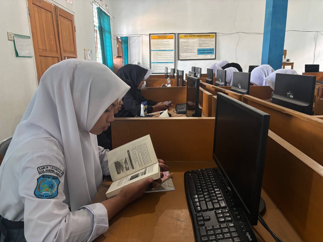 Siswi SMKN 1 Rongga membaca buku referensi berkualitas di sela-sela waktu pagi sebelum pembelajaran dimulai