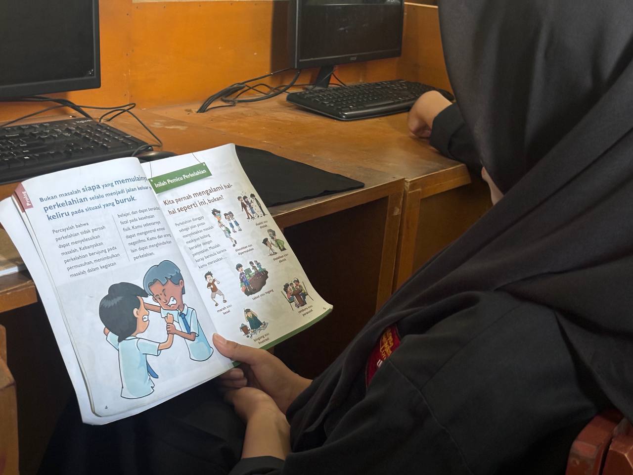 Siswi SMKN 1 Rongga membaca buku bertema resolusi konflik dan pengendalian emosi pada sesi Rabu Literasi
