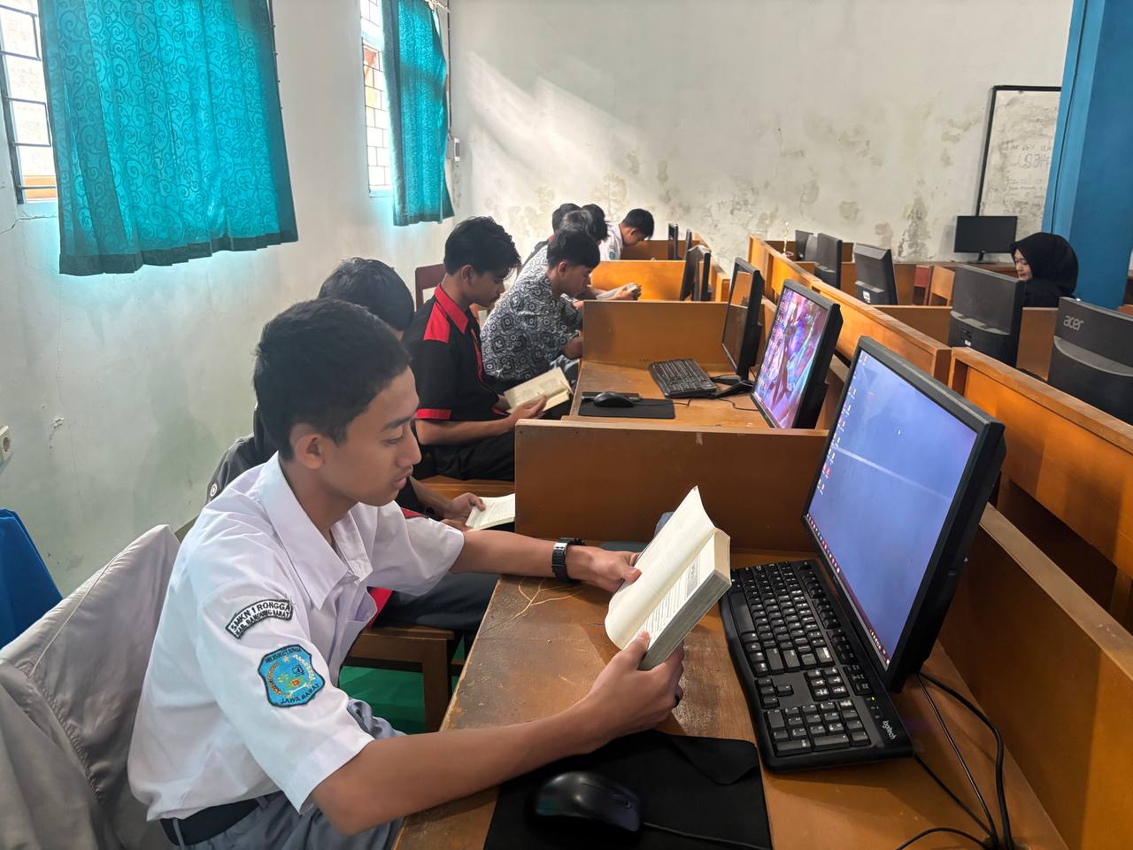 Siswa SMKN 1 Rongga memanfaatkan 15 menit waktu pagi untuk membaca buku dengan fokus dan tertib