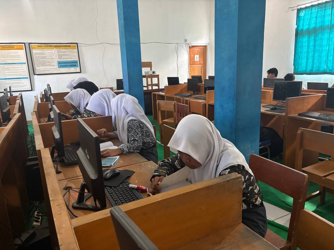Siswi-siswi SMKN 1 Rongga belajar dan membaca buku bersama untuk mempersiapkan masa depan vokasi gemilang