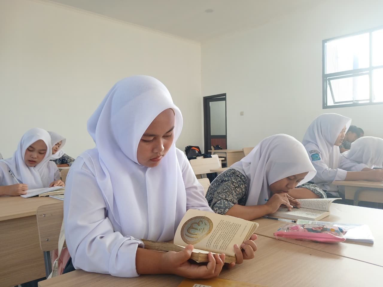 Siswi SMKN 1 Rongga membaca buku dengan penuh konsentrasi di meja kelas saat Pembiasaan Literasi Rabu