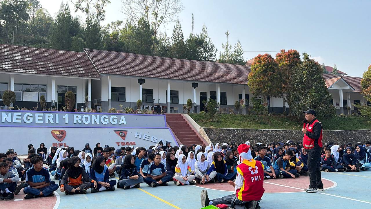 Ratusan siswa SMKN 1 Rongga duduk melingkar di lapangan olahraga mendengarkan arahan kesiapsiagaan bencana dari PMI