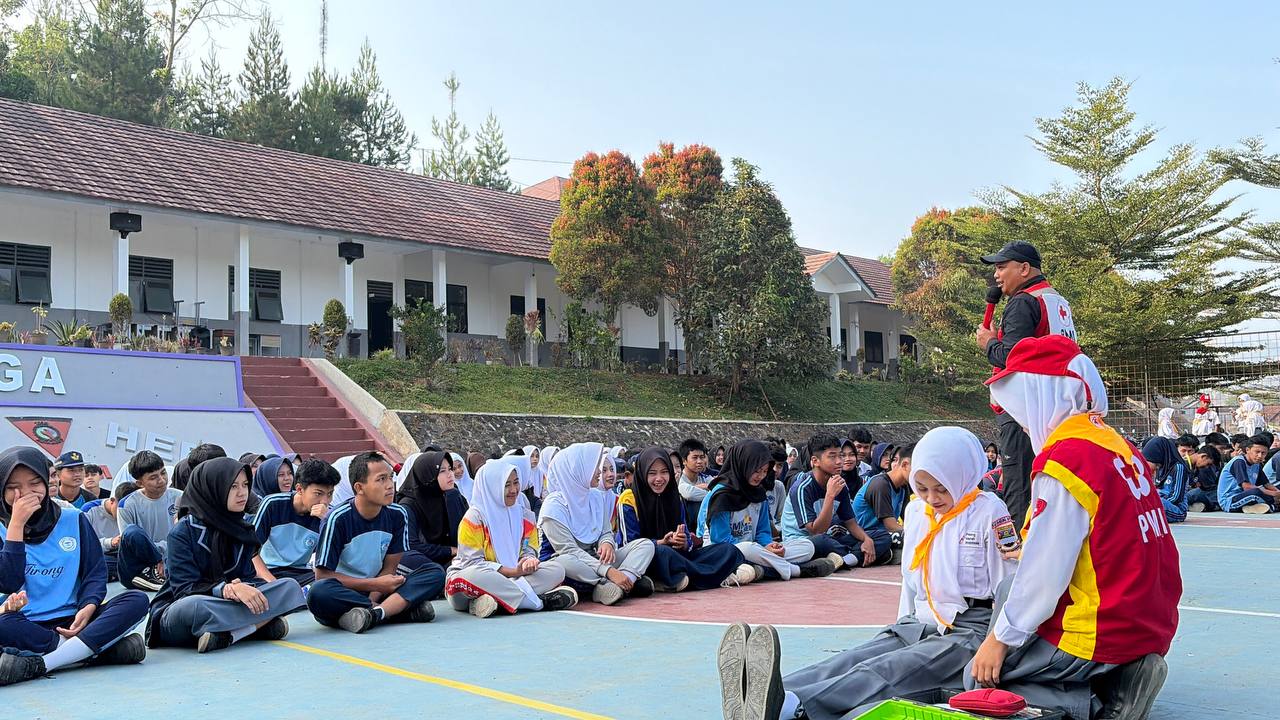 Anggota PMR SMKN 1 Rongga mendemonstrasikan pemeriksaan korban pada simulasi pertolongan pertama darurat bencana
