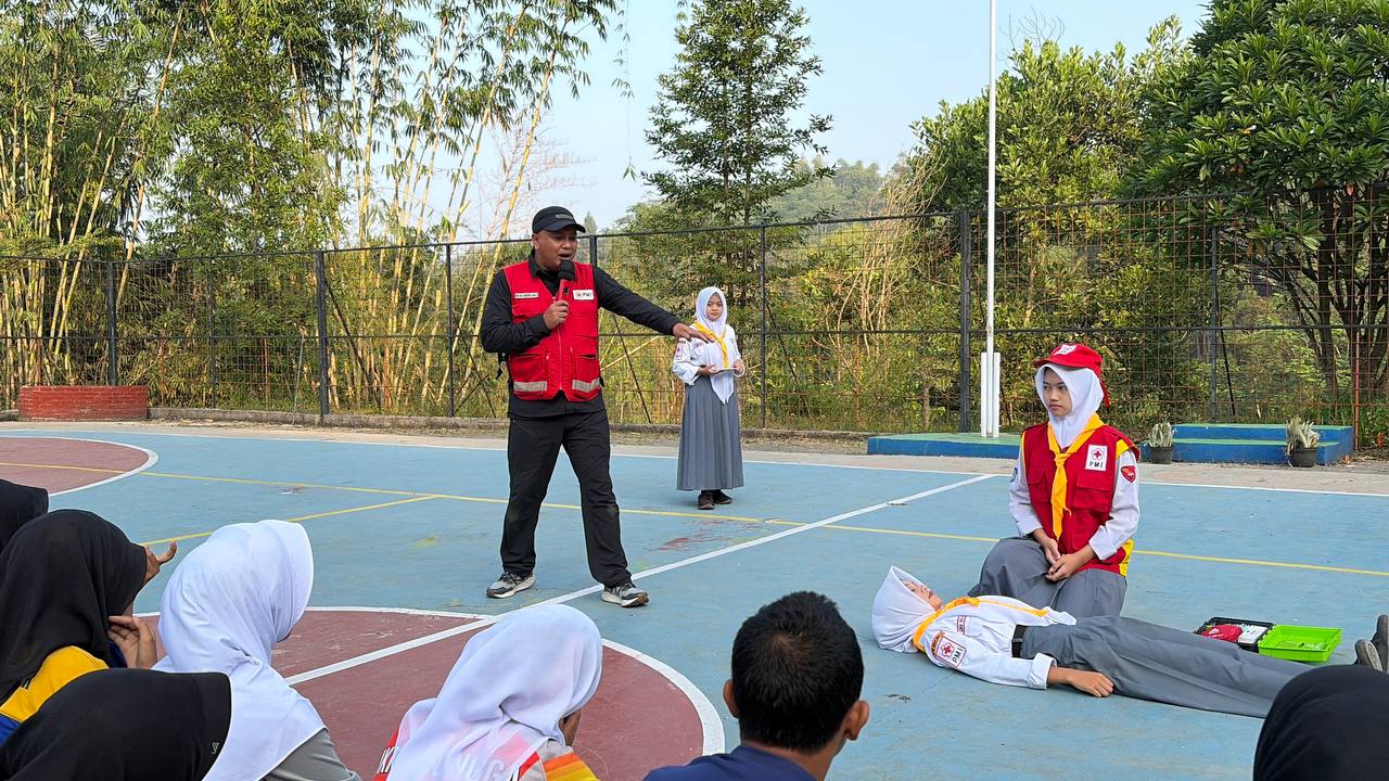 Instruktur PMI memberikan instruksi peragaan jalur evakuasi dan pengamanan korban saat simulasi bencana di SMKN 1 Rongga