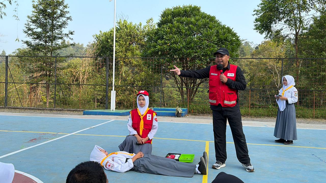 Pemateri PMI memperagakan teknik penanganan medis darurat pada simulasi kebencanaan di SMKN 1 Rongga