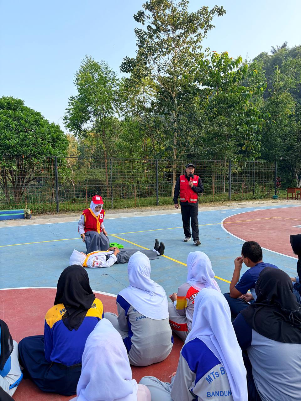 Antusiasme siswa SMKN 1 Rongga menyimak jalannya peragaan pertolongan pertama oleh tim PMI