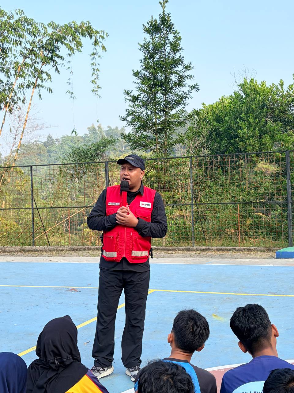 Rahman Hardian dari Palang Merah Indonesia (PMI) memaparkan materi kebencanaan dengan penuh semangat di SMKN 1 Rongga