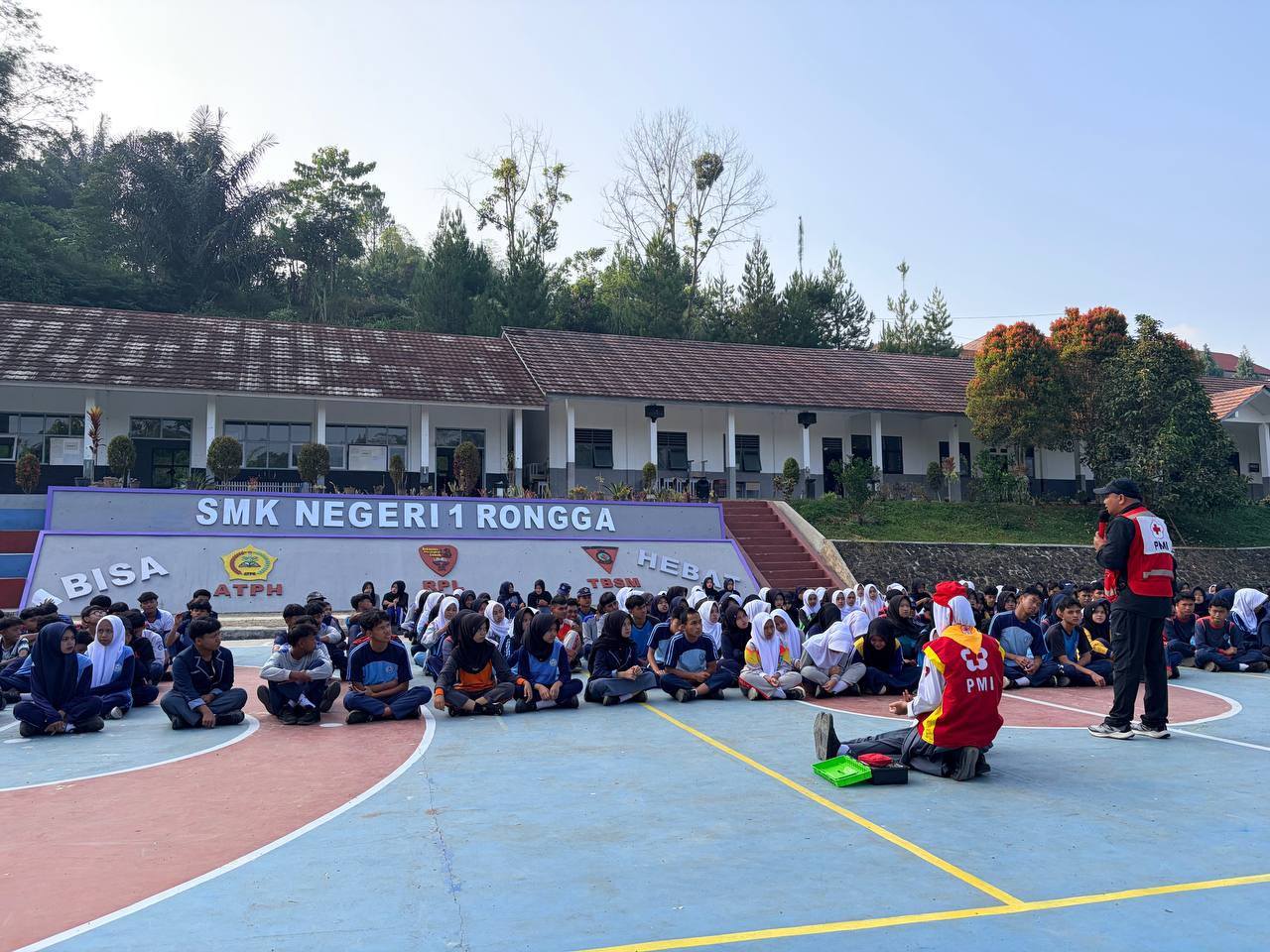 Sinergi pelatihan kesiapsiagaan bencana PMI di SMKN 1 Rongga menuju sekolah tangguh bencana