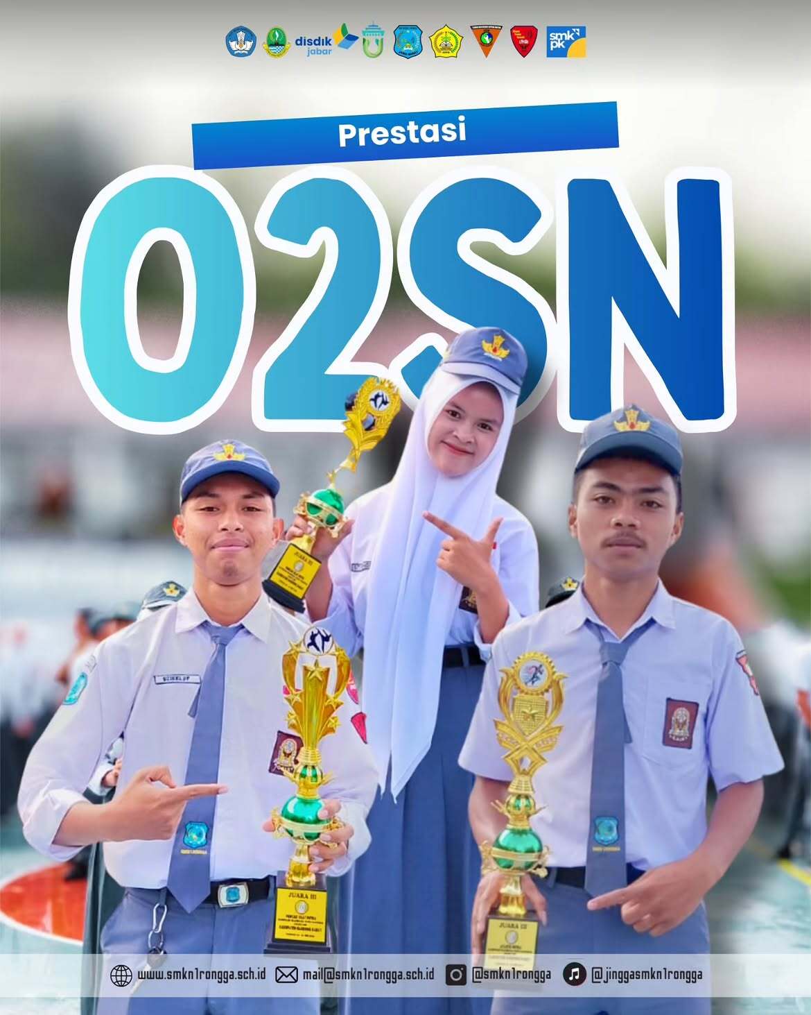 Tiga siswa peraih juara O2SN SMKN 1 Rongga berfoto membawa trofi didampingi guru di lapangan sekolah, disambut apel siswa