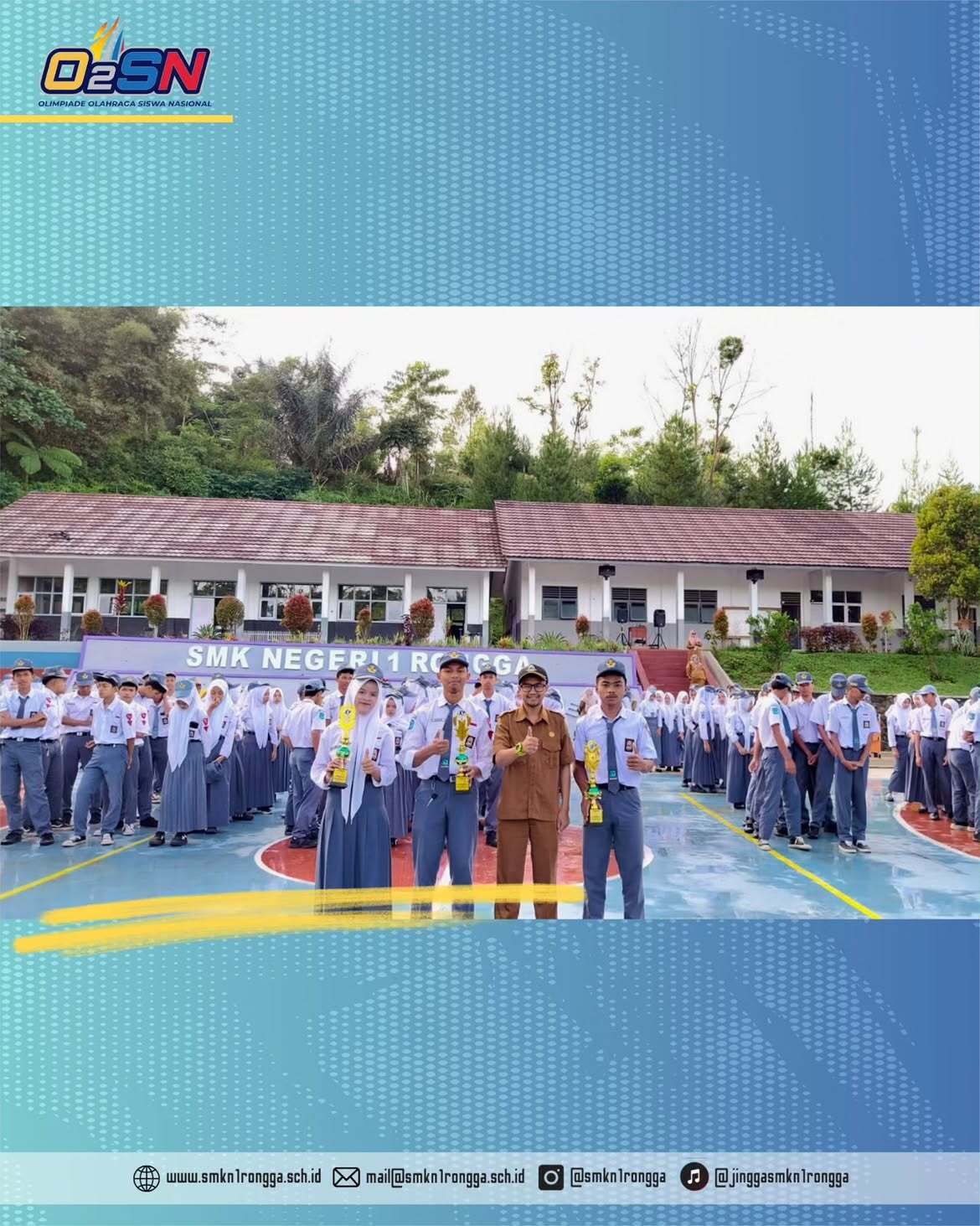 Dzikri Dirwatussidqi Purnama Putra bersama guru pembina dan Siti Romsidah mengenakan pakaian pencak silat sambil memegang trofi Juara 3 O2SN