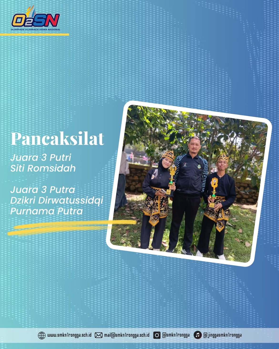 M. Sehan Taupik Nurjaman bersama guru pembina memegang trofi Juara 3 Atletik di lapangan rumput