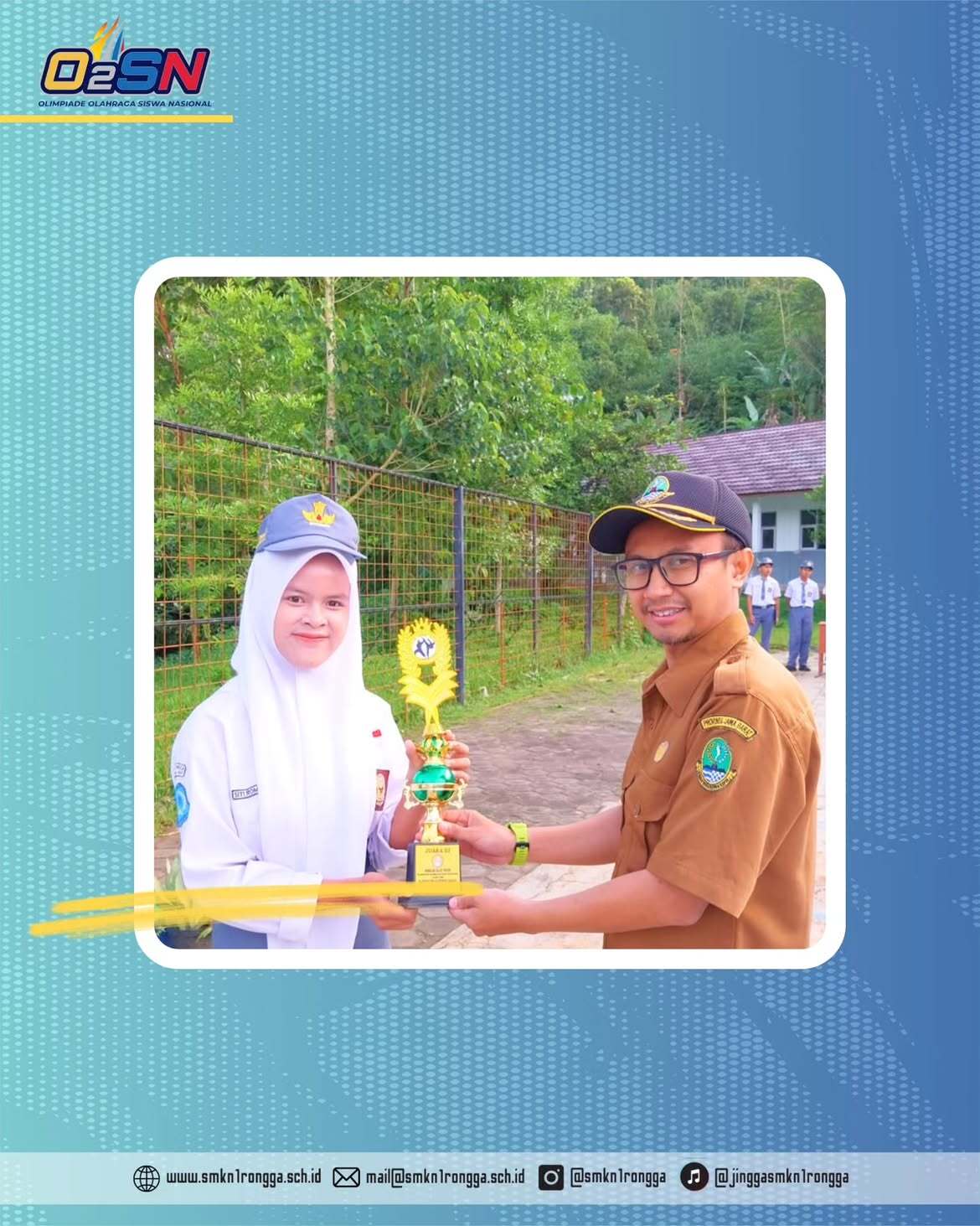 Dzikri Dirwatussidqi Purnama Putra menerima trofi Juara 3 Pencak Silat dari pejabat pemerintah di halaman SMKN 1 Rongga